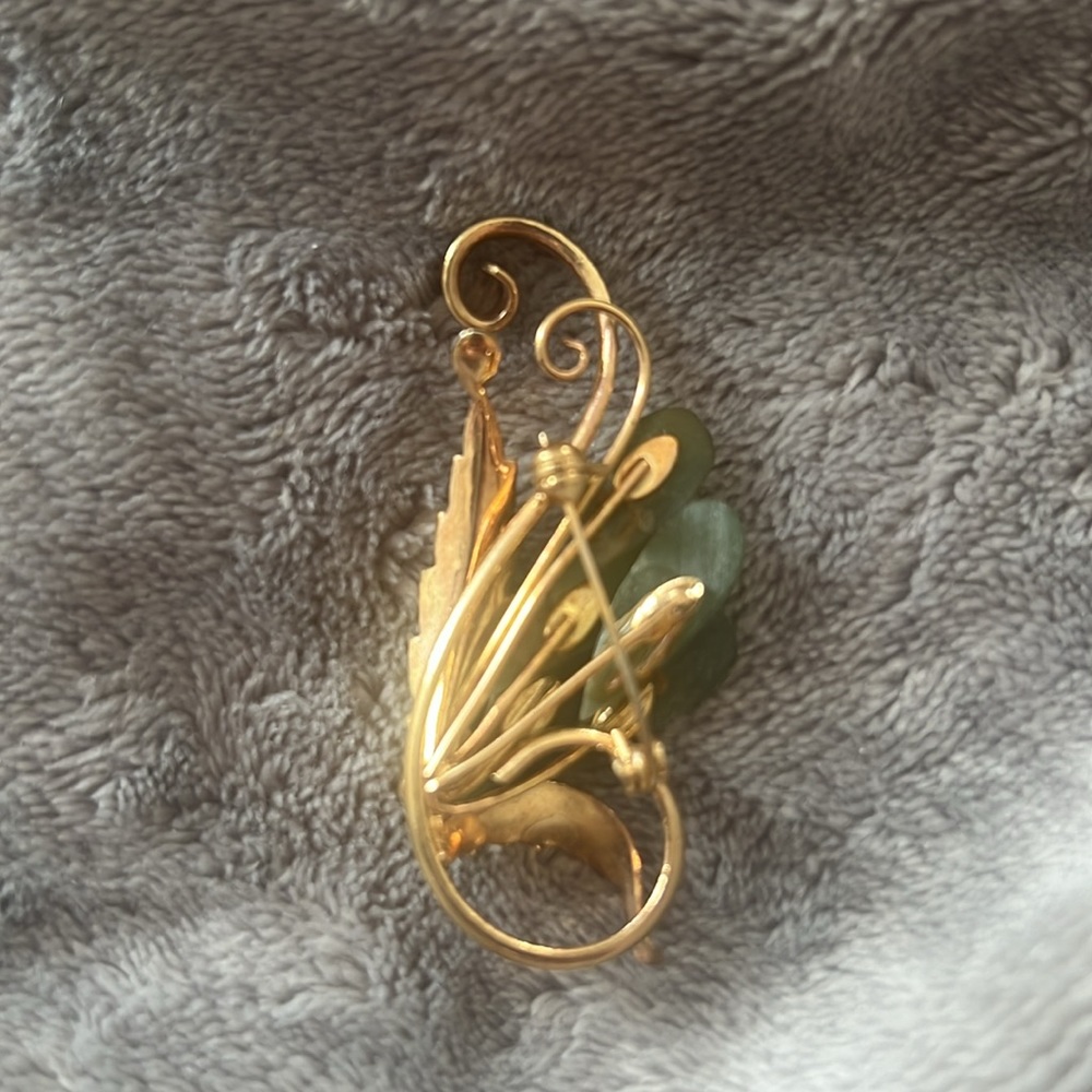VINTAGE Olive Green and Gold Tone Brooch - Picture 2 of 3